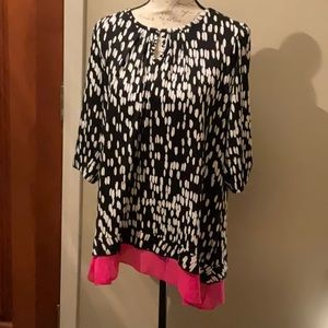 New Directions polyester top with 3/4 sleeves and keyhole opening in the front